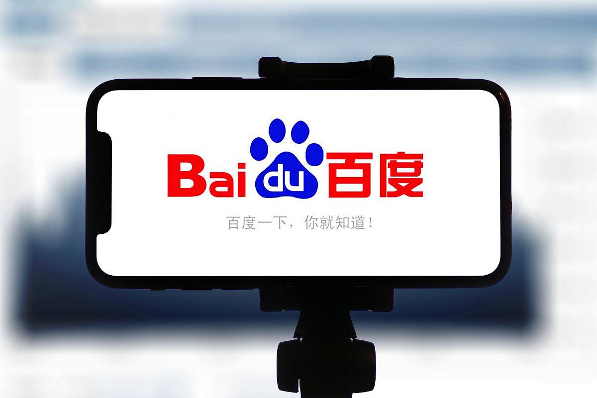 后小伙手搓眼镜体验失明的一天